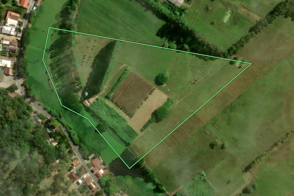 Imagem de satélite do imóvel rural em Tubarão (SC), com o contorno declarado no CAR desenhado por cima.