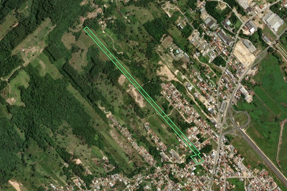 Imagem de satélite do imóvel rural em Tubarão (SC), com o contorno declarado no CAR desenhado por cima.
