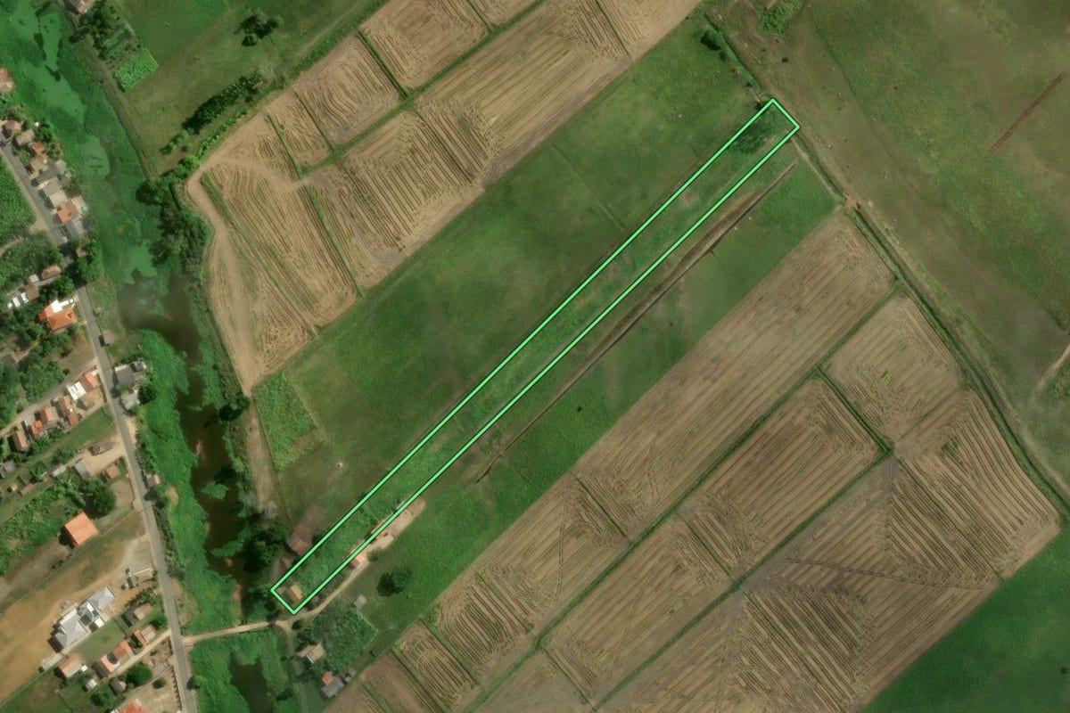 Imagem de satélite do imóvel rural em Tubarão (SC), com o contorno declarado no CAR desenhado por cima.