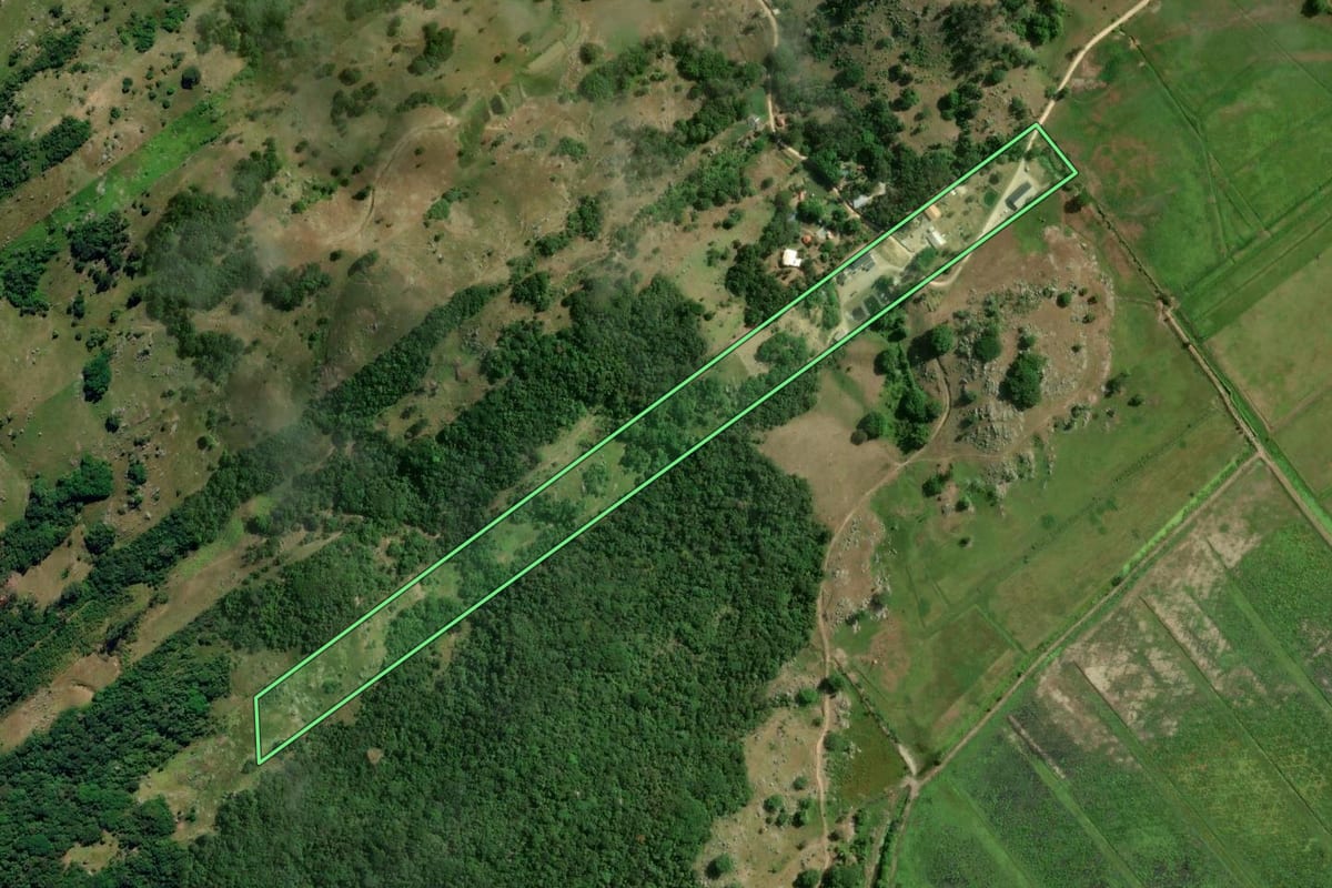 Imagem de satélite do imóvel rural em Tubarão (SC), com o contorno declarado no CAR desenhado por cima.