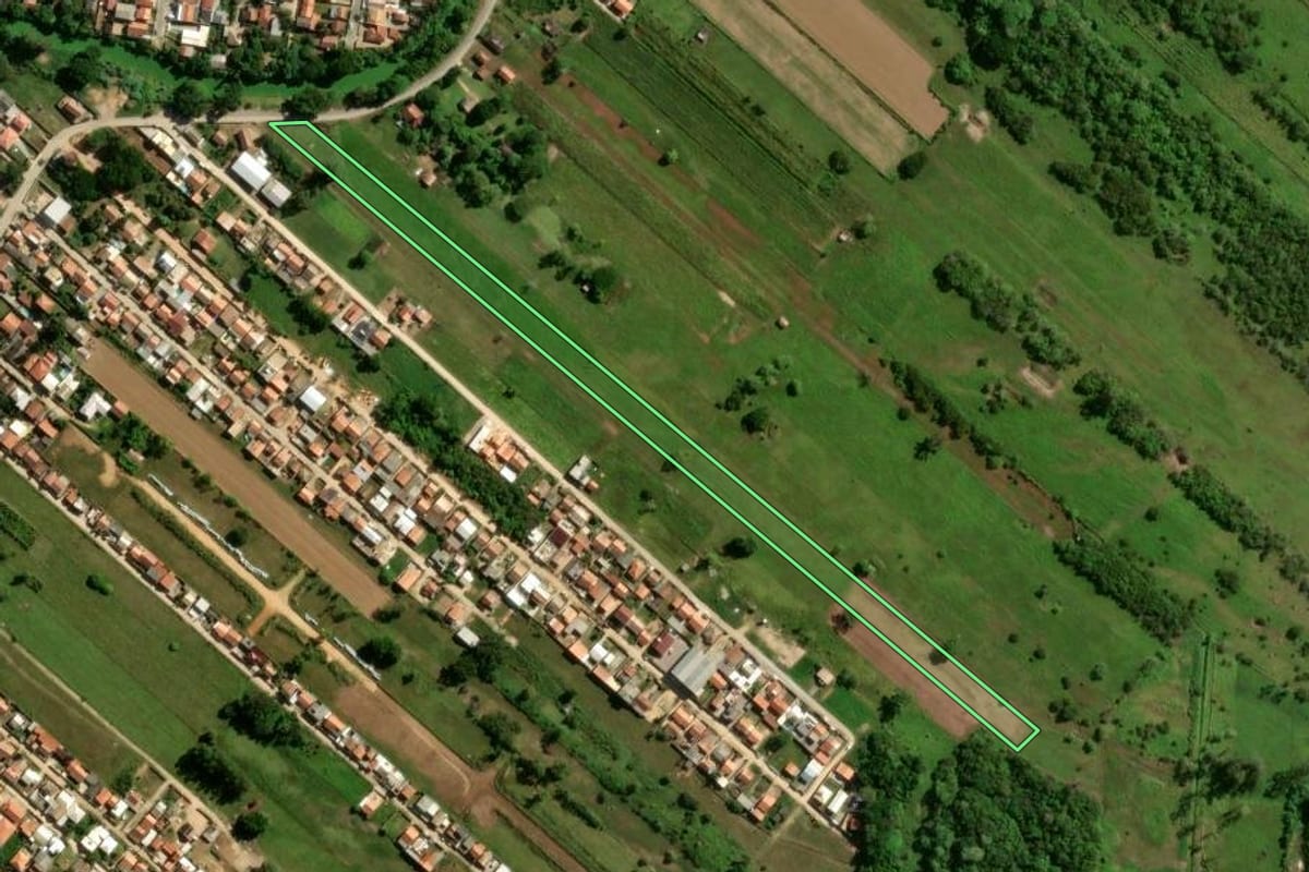 Imagem de satélite do imóvel rural em Tubarão (SC), com o contorno declarado no CAR desenhado por cima.