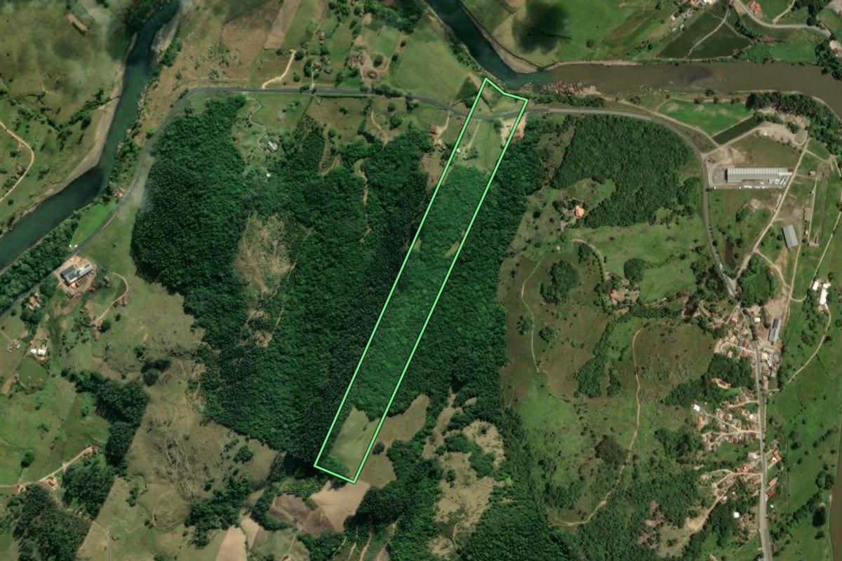 Imagem de satélite do imóvel rural em Tubarão (SC), com o contorno declarado no CAR desenhado por cima.