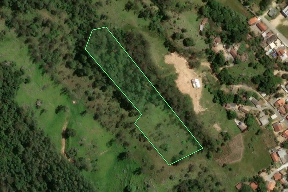 Imagem de satélite do imóvel rural em Tubarão (SC), com o contorno declarado no CAR desenhado por cima.