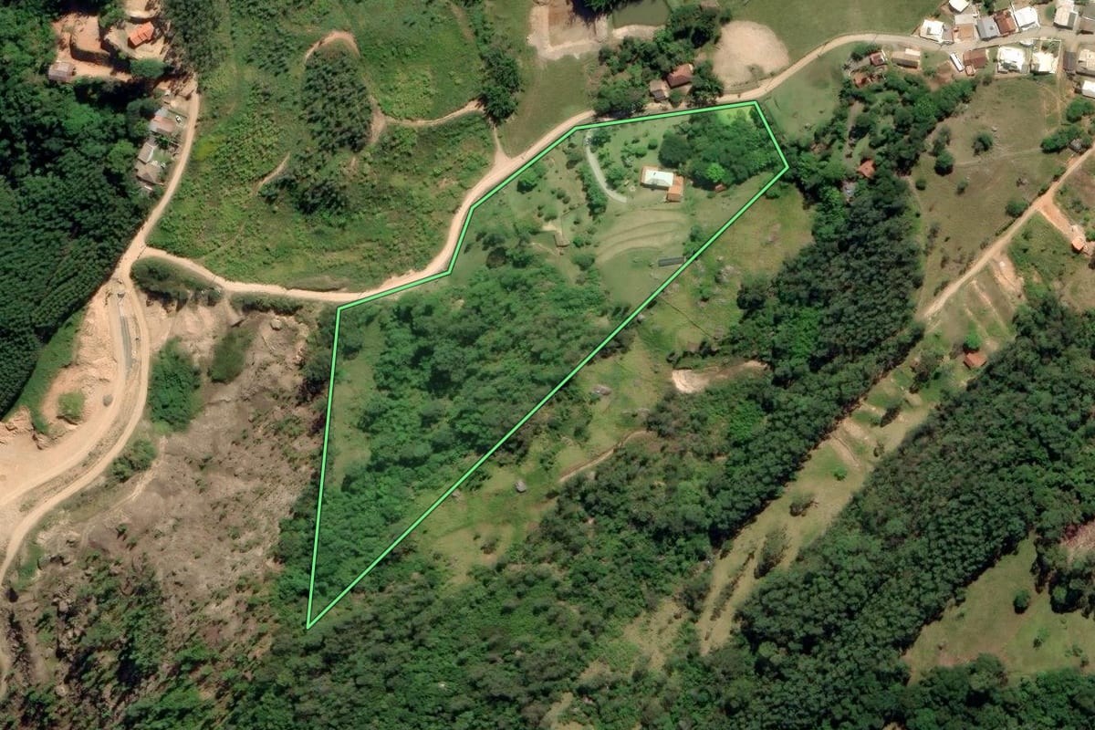 Imagem de satélite do imóvel rural em Tubarão (SC), com o contorno declarado no CAR desenhado por cima.