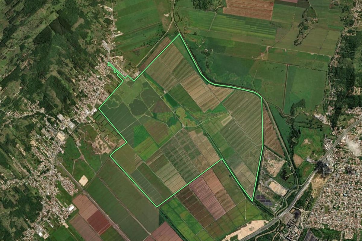 Imagem de satélite do imóvel rural em Tubarão (SC), com o contorno declarado no CAR desenhado por cima.