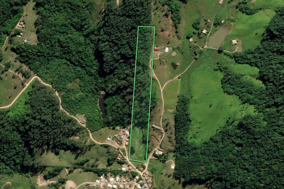 Imagem de satélite do imóvel rural em Tubarão (SC), com o contorno declarado no CAR desenhado por cima.