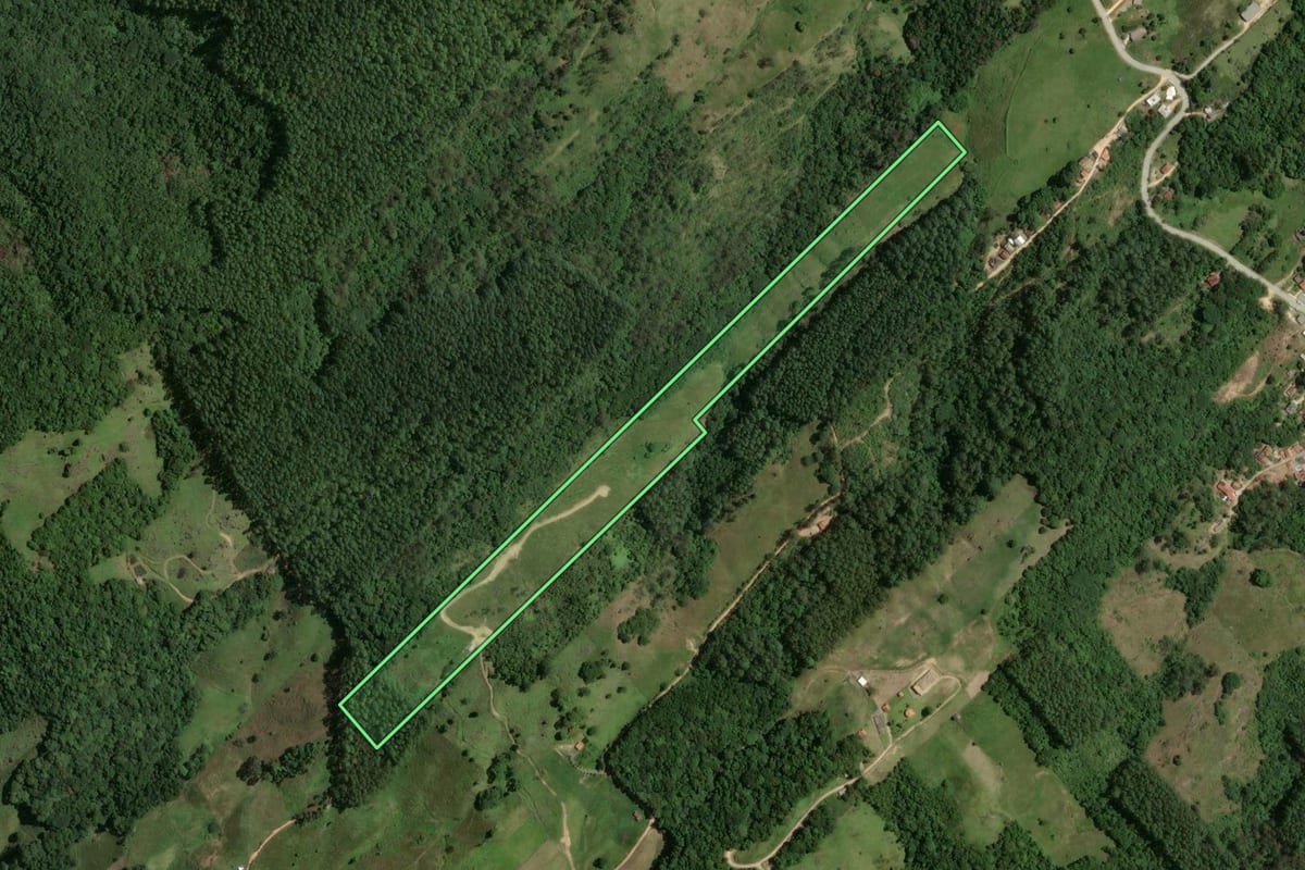 Imagem de satélite do imóvel rural em Tubarão (SC), com o contorno declarado no CAR desenhado por cima.