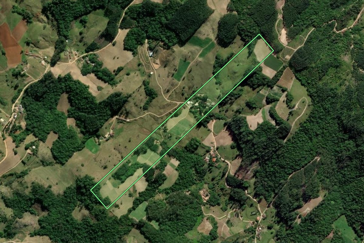 Imagem de satélite do imóvel rural em Tubarão (SC), com o contorno declarado no CAR desenhado por cima.