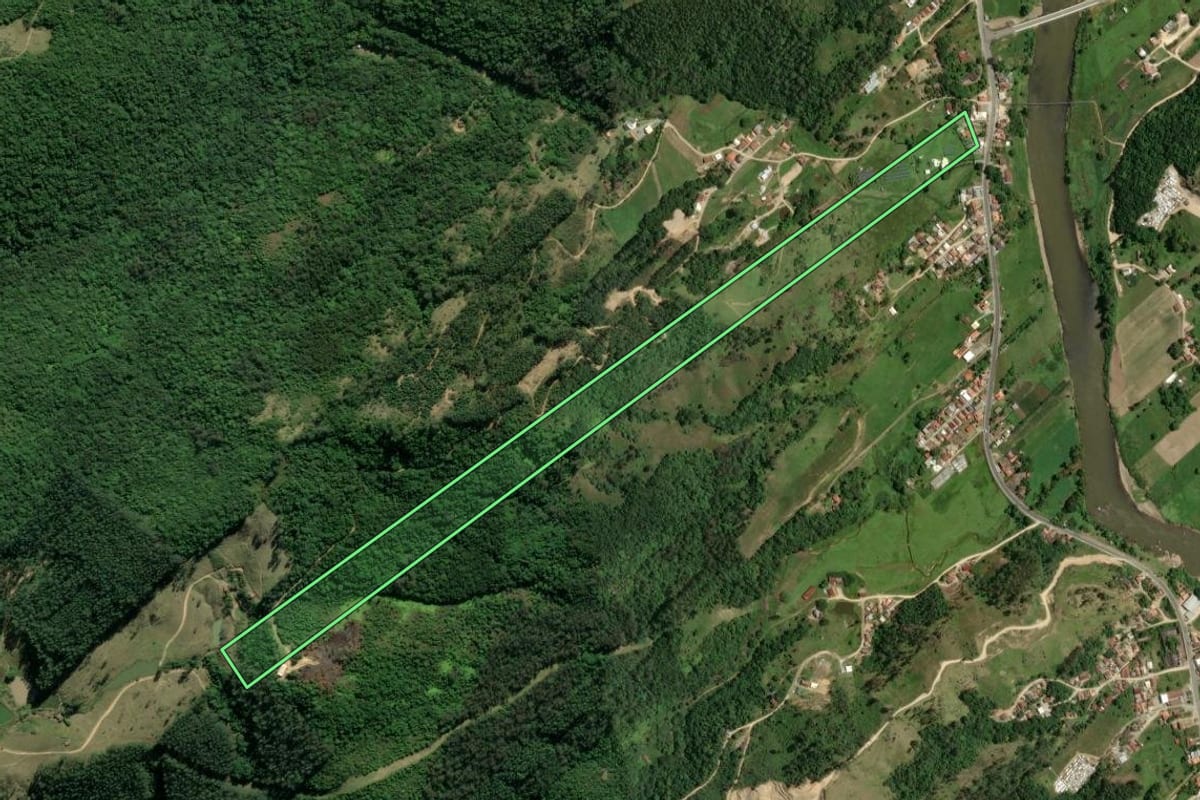 Imagem de satélite do imóvel rural em Tubarão (SC), com o contorno declarado no CAR desenhado por cima.