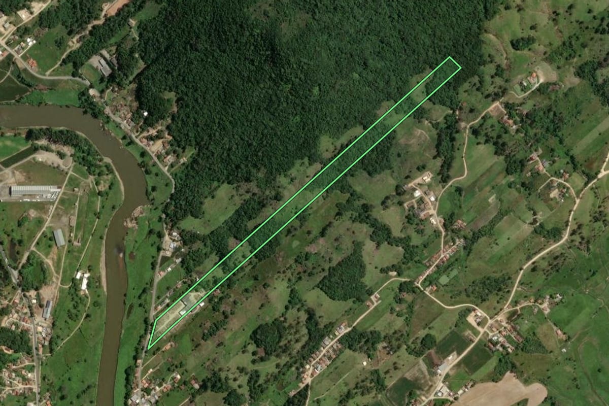 Imagem de satélite do imóvel rural em Tubarão (SC), com o contorno declarado no CAR desenhado por cima.
