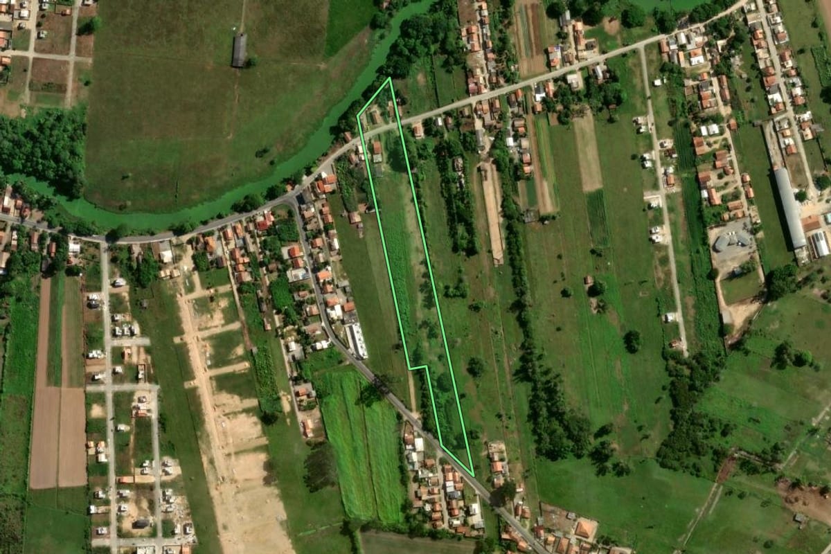 Imagem de satélite do imóvel rural em Tubarão (SC), com o contorno declarado no CAR desenhado por cima.