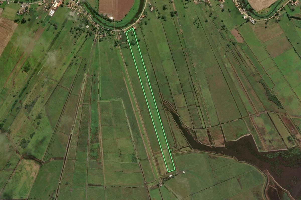 Imagem de satélite do imóvel rural em Tubarão (SC), com o contorno declarado no CAR desenhado por cima.