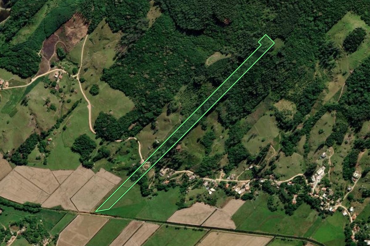Imagem de satélite do imóvel rural em Tubarão (SC), com o contorno declarado no CAR desenhado por cima.