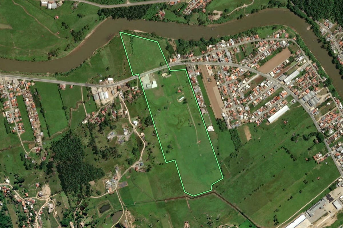 Imagem de satélite do imóvel rural em Tubarão (SC), com o contorno declarado no CAR desenhado por cima.