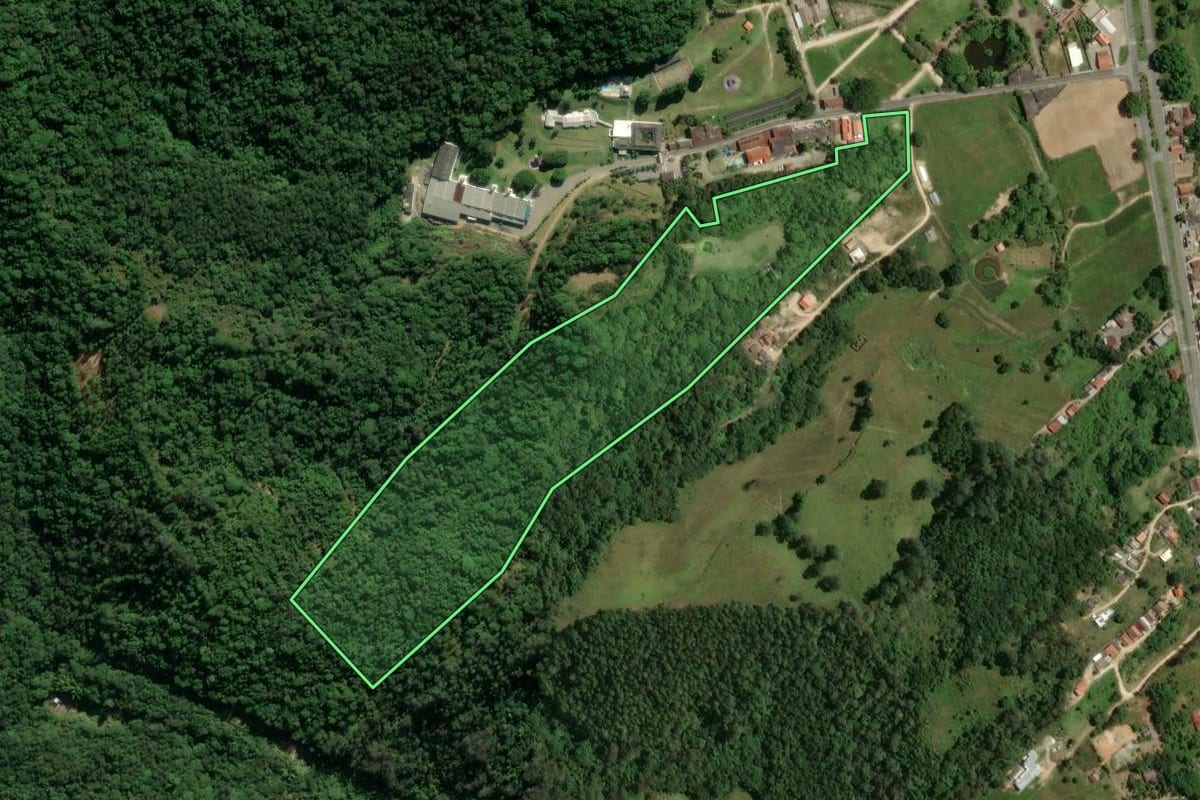 Imagem de satélite do imóvel rural em Tubarão (SC), com o contorno declarado no CAR desenhado por cima.