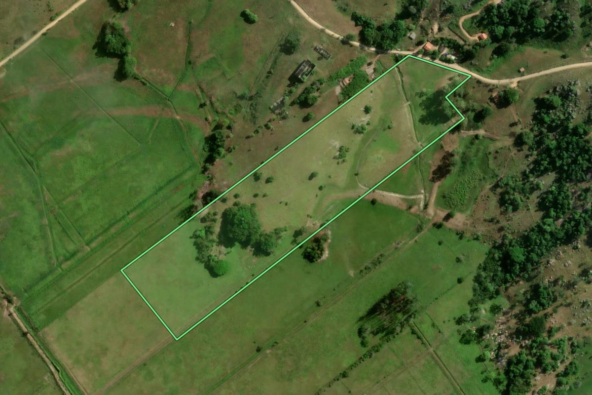 Imagem de satélite do imóvel rural em Tubarão (SC), com o contorno declarado no CAR desenhado por cima.