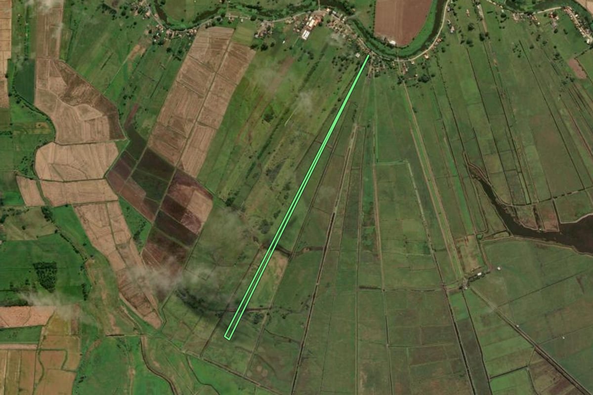 Imagem de satélite do imóvel rural em Tubarão (SC), com o contorno declarado no CAR desenhado por cima.