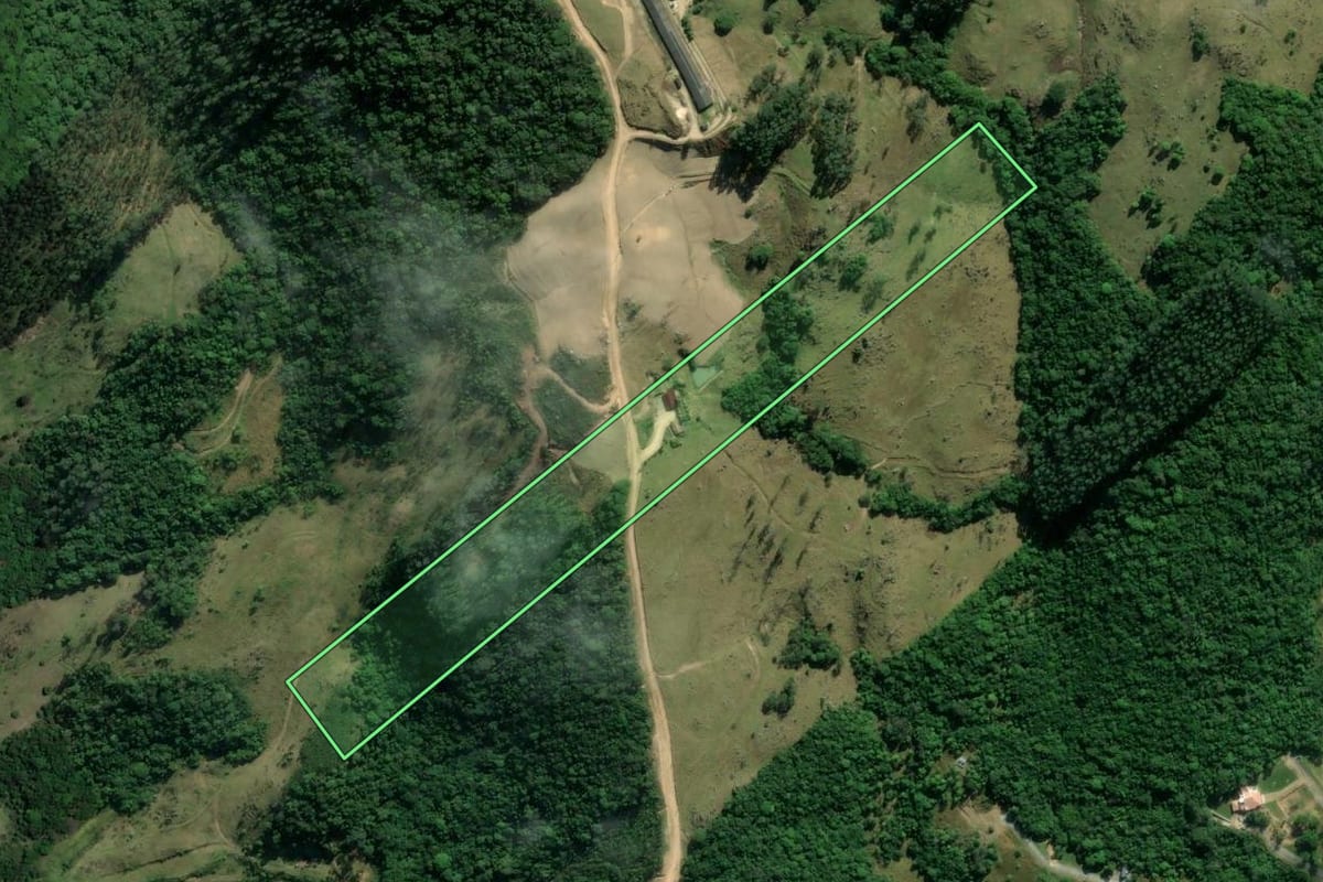 Imagem de satélite do imóvel rural em Tubarão (SC), com o contorno declarado no CAR desenhado por cima.