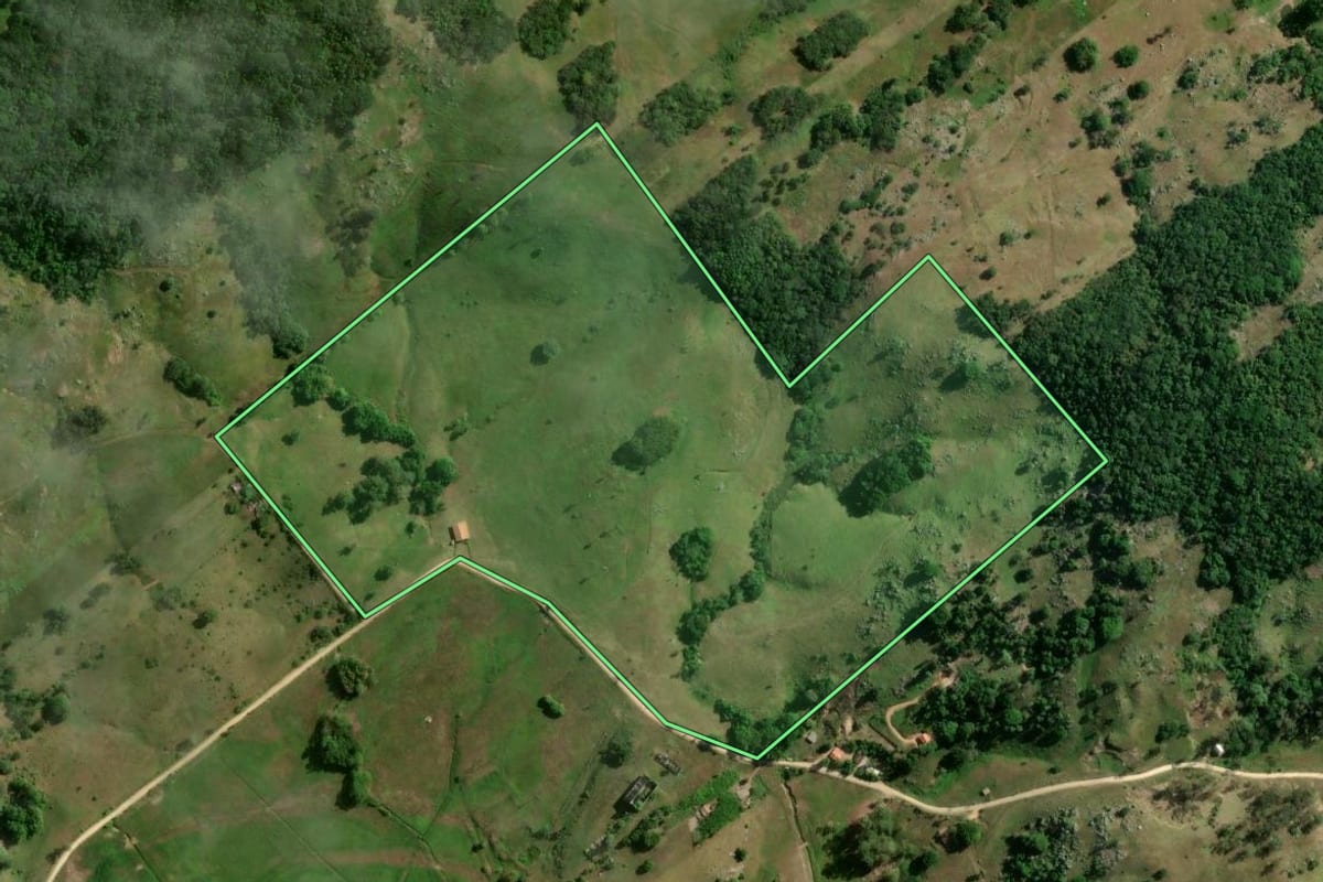 Imagem de satélite do imóvel rural em Tubarão (SC), com o contorno declarado no CAR desenhado por cima.
