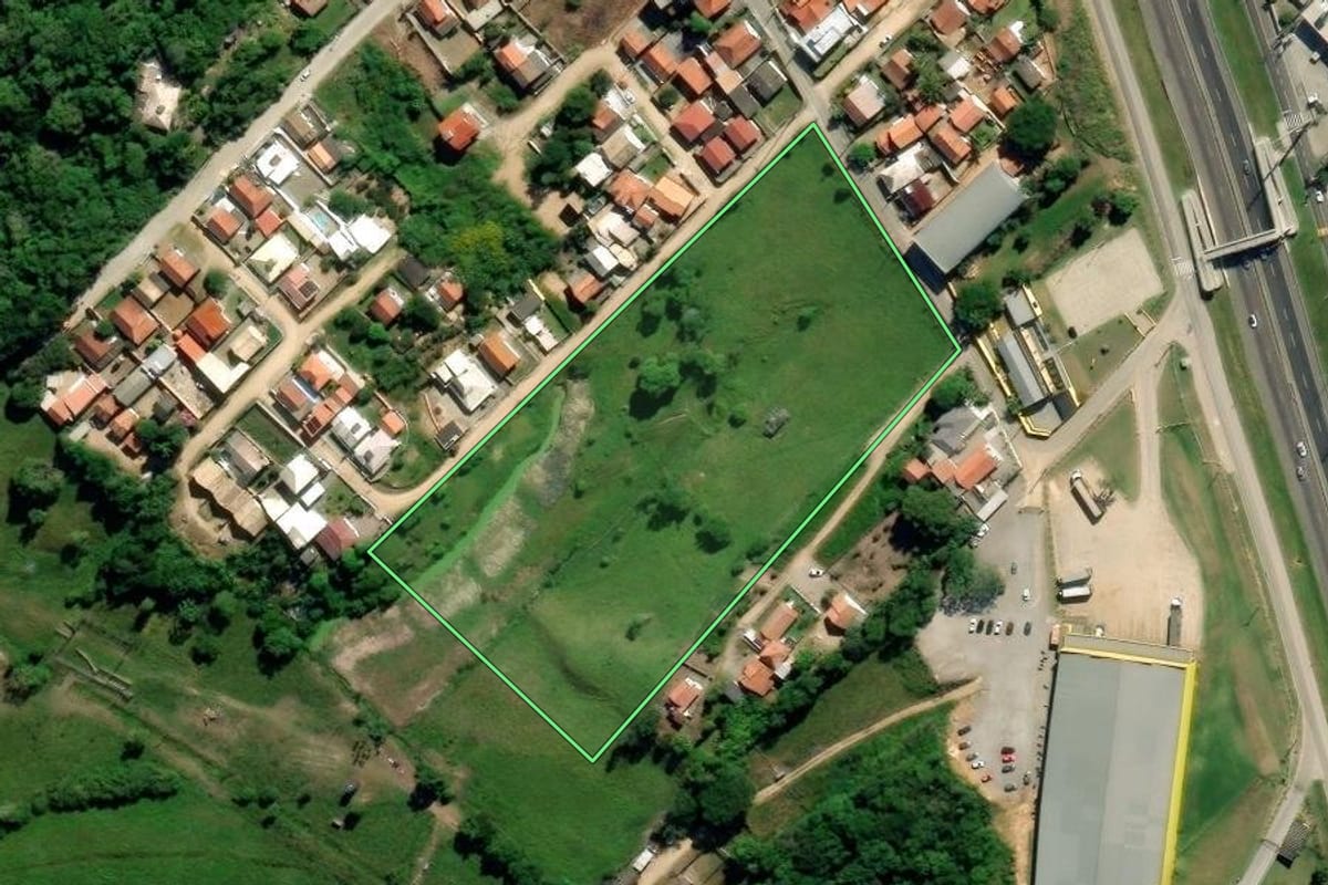 Imagem de satélite do imóvel rural em Tubarão (SC), com o contorno declarado no CAR desenhado por cima.