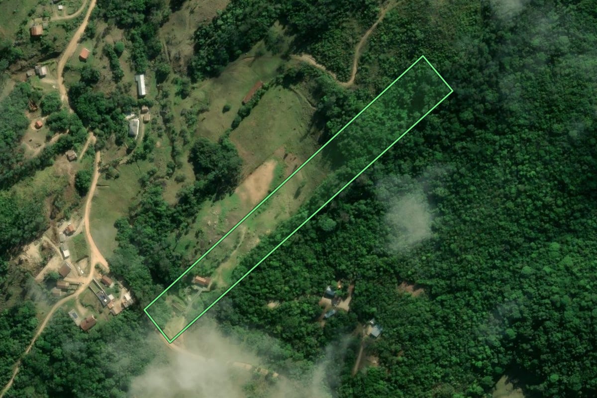 Imagem de satélite do imóvel rural em Tubarão (SC), com o contorno declarado no CAR desenhado por cima.