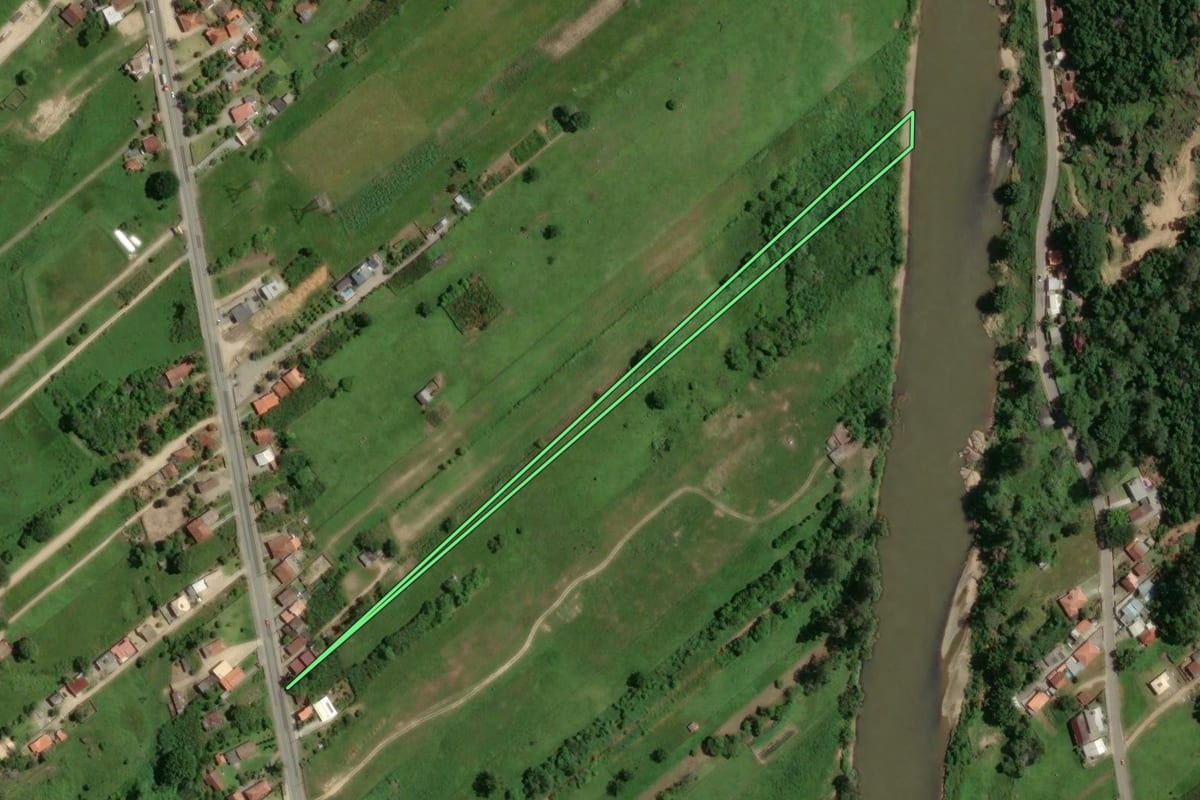 Imagem de satélite do imóvel rural em Tubarão (SC), com o contorno declarado no CAR desenhado por cima.