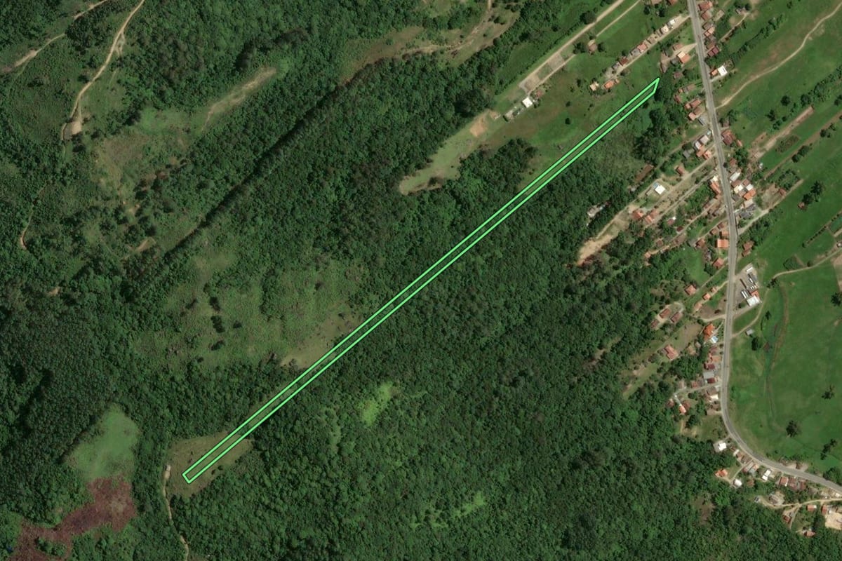 Imagem de satélite do imóvel rural em Tubarão (SC), com o contorno declarado no CAR desenhado por cima.