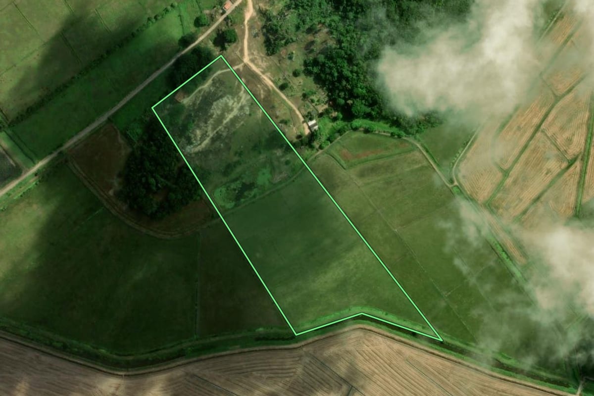 Imagem de satélite do imóvel rural em Tubarão (SC), com o contorno declarado no CAR desenhado por cima.