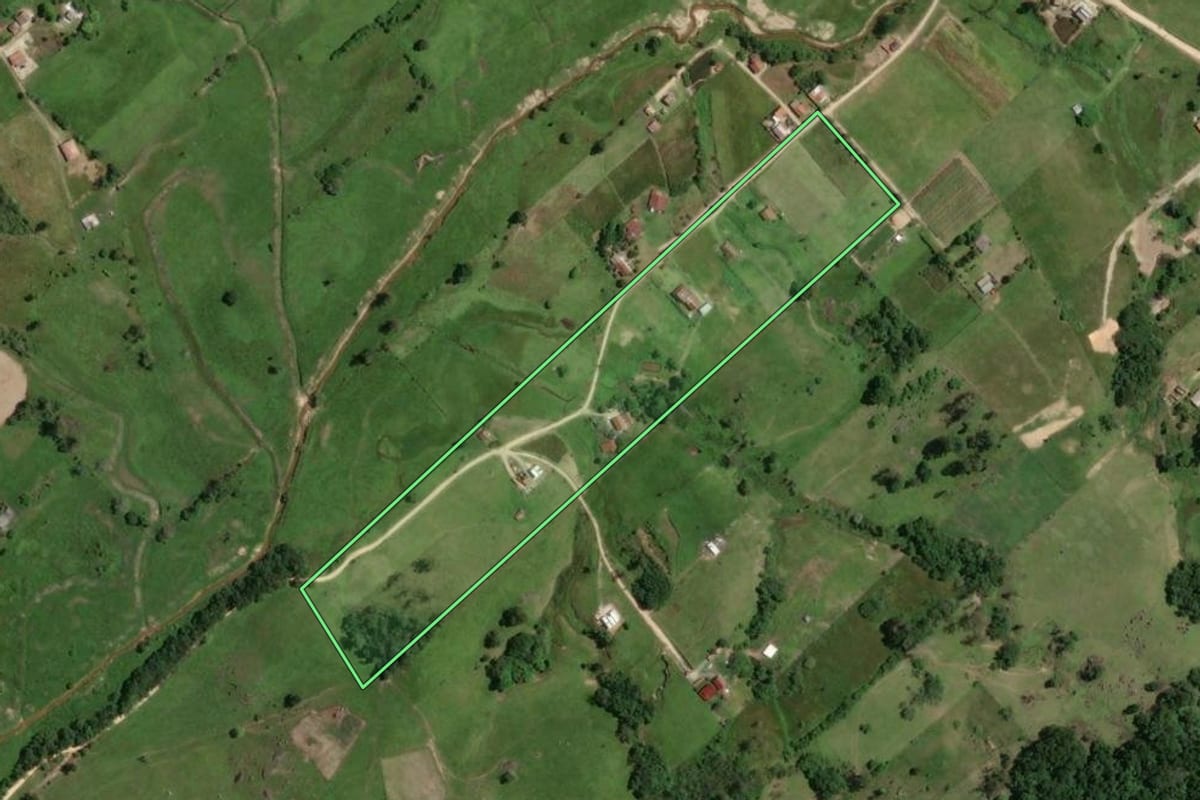 Imagem de satélite do imóvel rural em Tubarão (SC), com o contorno declarado no CAR desenhado por cima.