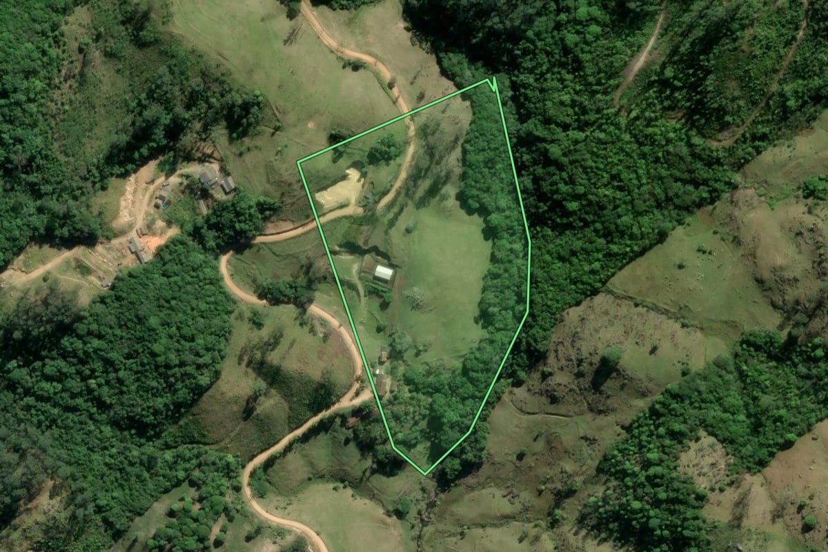 Imagem de satélite do imóvel rural em Tubarão (SC), com o contorno declarado no CAR desenhado por cima.