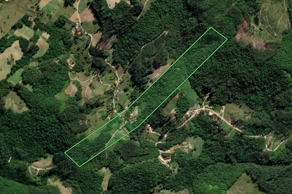 Imagem de satélite do imóvel rural em Tubarão (SC), com o contorno declarado no CAR desenhado por cima.