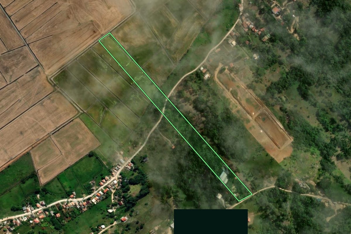 Imagem de satélite do imóvel rural em Tubarão (SC), com o contorno declarado no CAR desenhado por cima.
