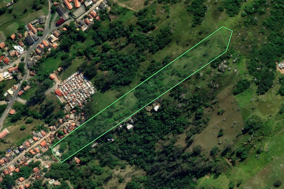 Imagem de satélite do imóvel rural em Tubarão (SC), com o contorno declarado no CAR desenhado por cima.