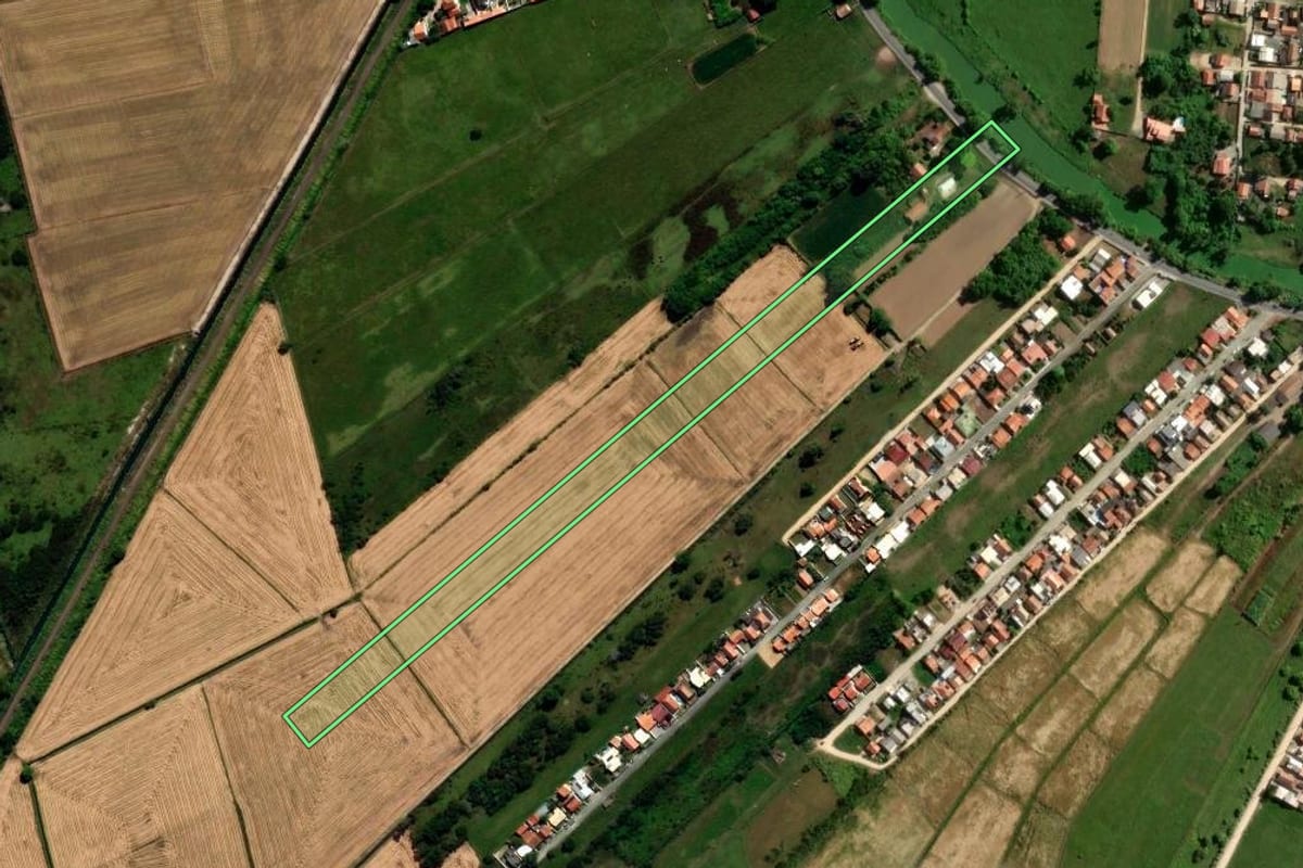 Imagem de satélite do imóvel rural em Tubarão (SC), com o contorno declarado no CAR desenhado por cima.