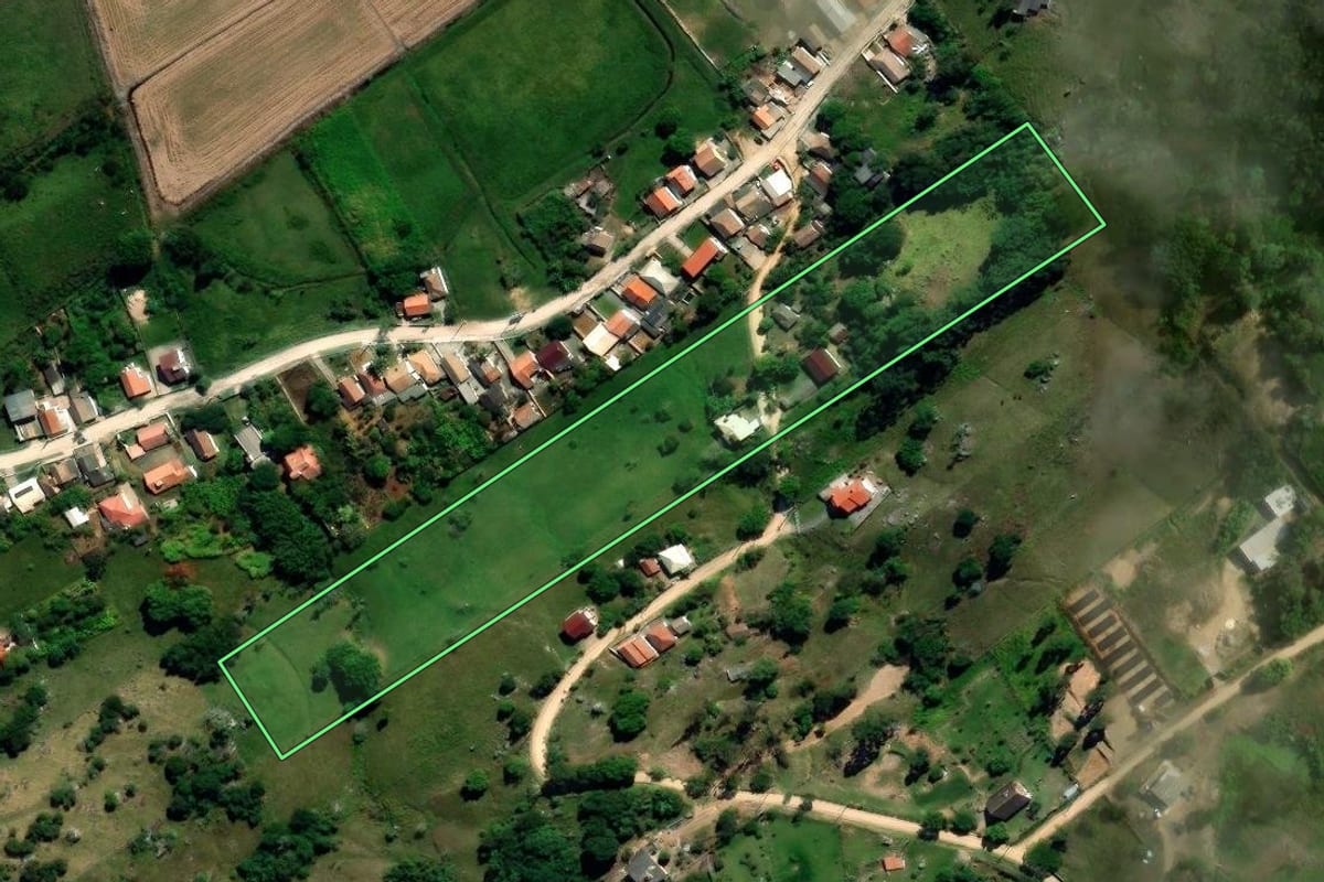 Imagem de satélite do imóvel rural em Tubarão (SC), com o contorno declarado no CAR desenhado por cima.