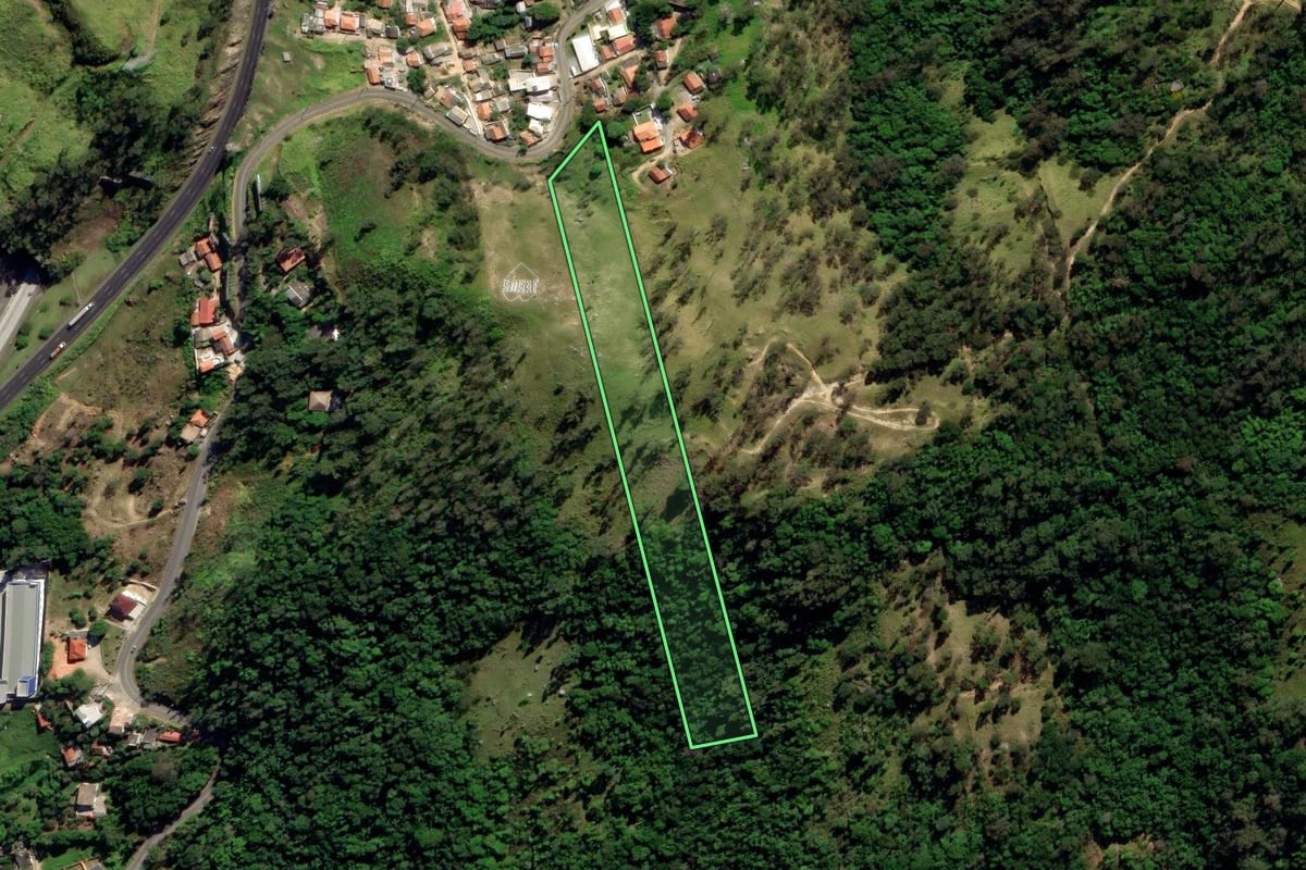 Imagem de satélite do imóvel rural em Tubarão (SC), com o contorno declarado no CAR desenhado por cima.