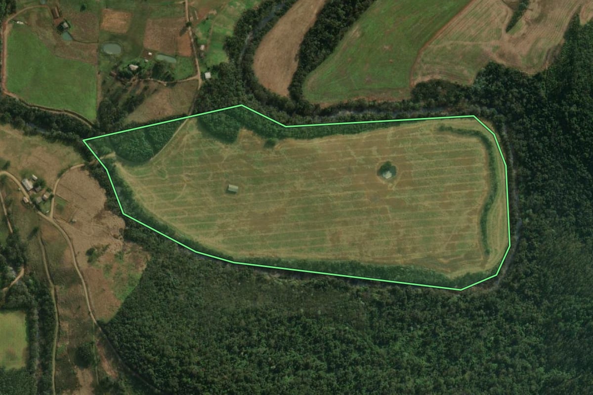 Imagem de satélite do imóvel rural em Tunápolis (SC), com o contorno declarado no CAR desenhado por cima.