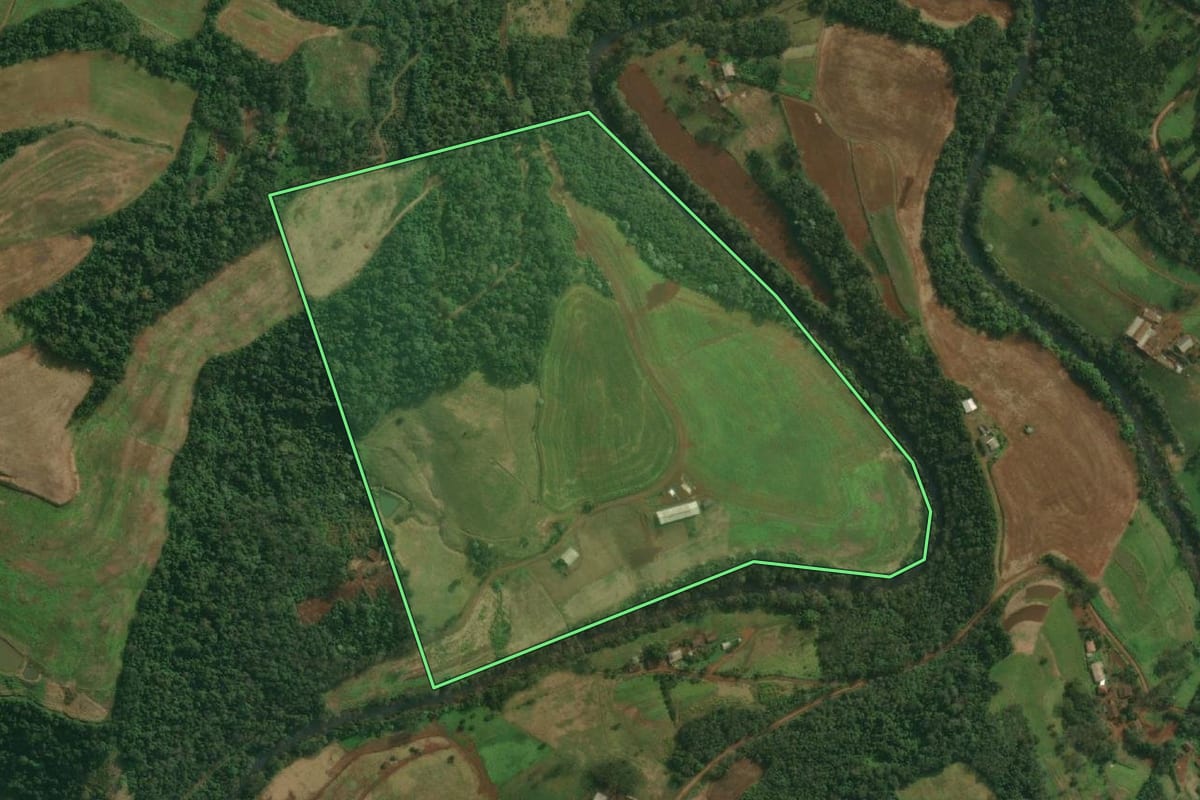 Imagem de satélite do imóvel rural em Tunápolis (SC), com o contorno declarado no CAR desenhado por cima.