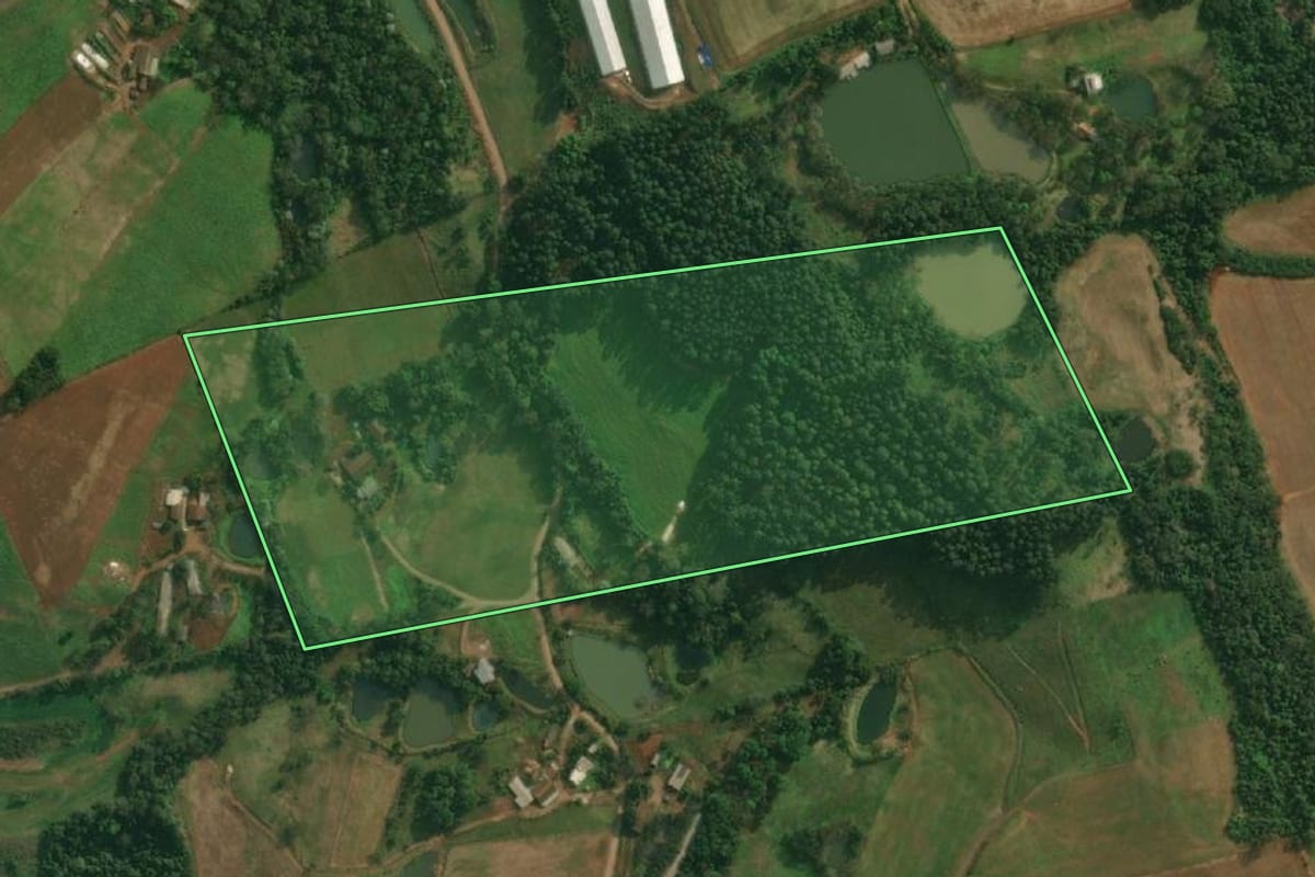 Imagem de satélite do imóvel rural em Tunápolis (SC), com o contorno declarado no CAR desenhado por cima.