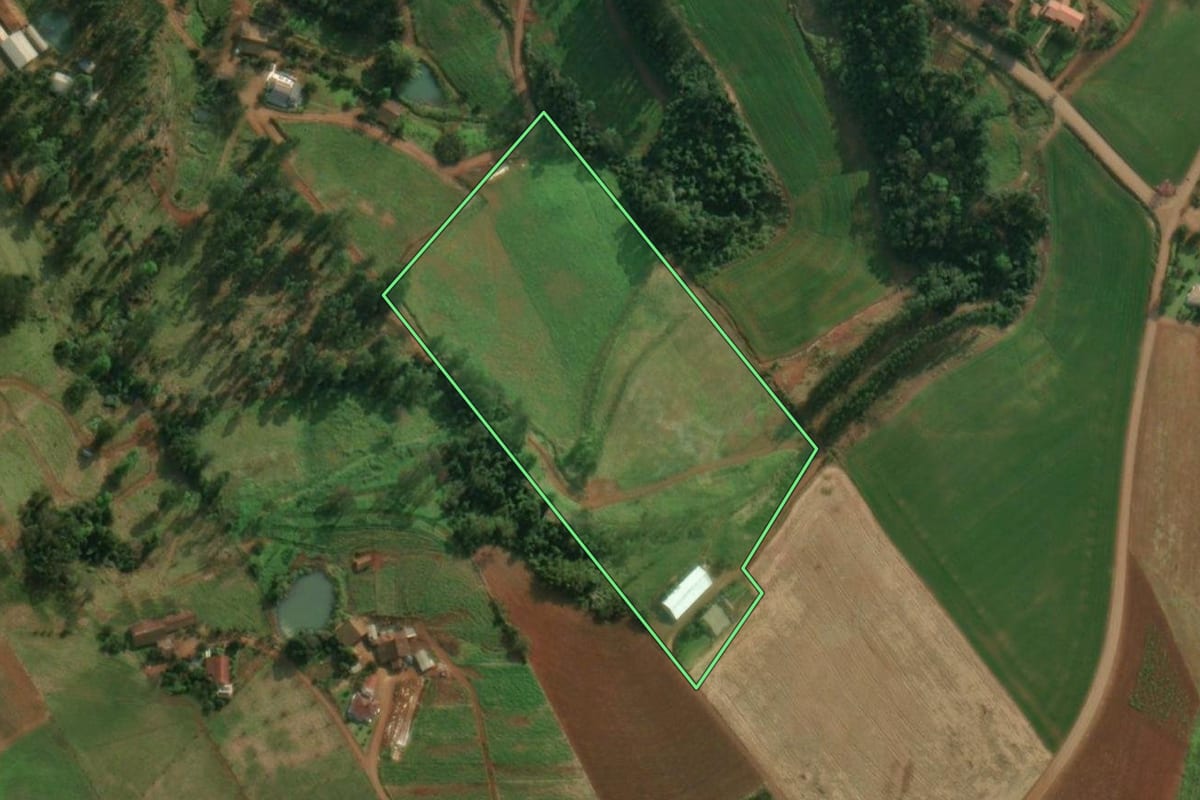 Imagem de satélite do imóvel rural em Tunápolis (SC), com o contorno declarado no CAR desenhado por cima.