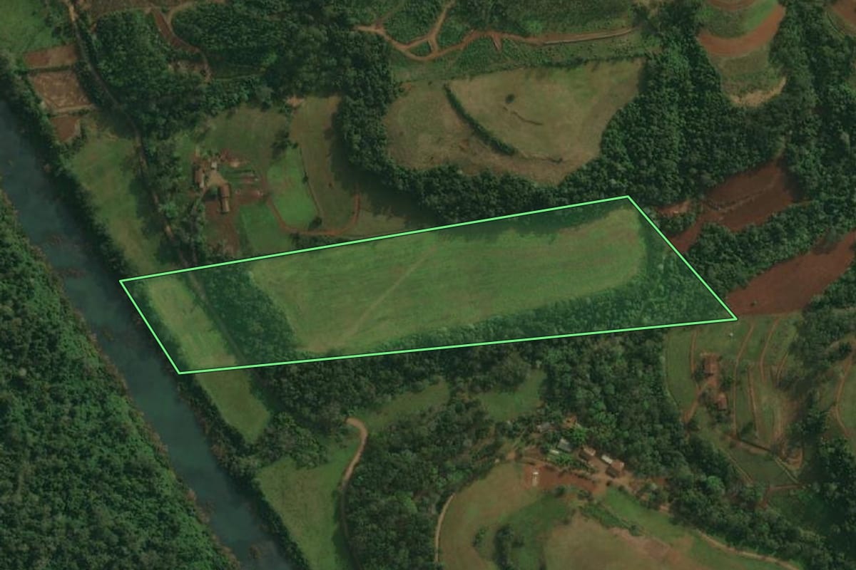 Imagem de satélite do imóvel rural em Tunápolis (SC), com o contorno declarado no CAR desenhado por cima.