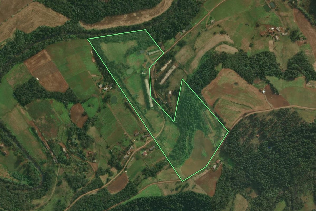 Imagem de satélite do imóvel rural em Tunápolis (SC), com o contorno declarado no CAR desenhado por cima.