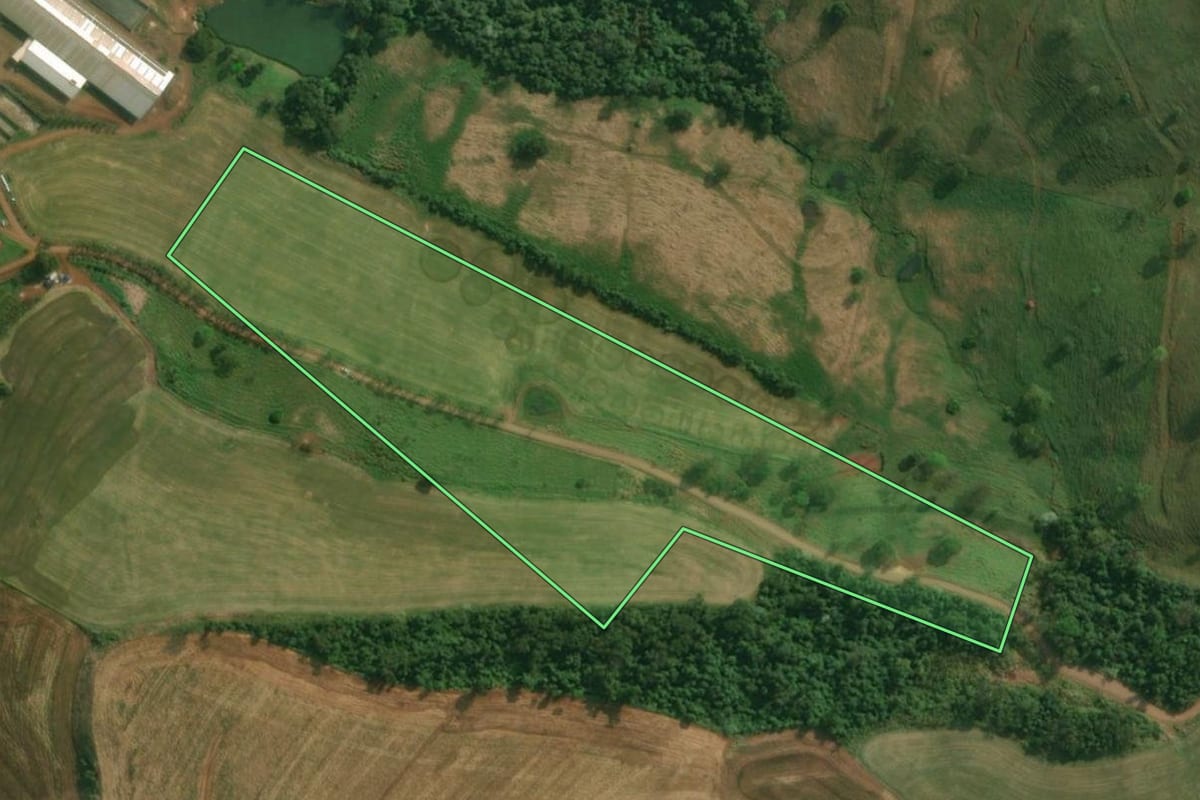 Imagem de satélite do imóvel rural em Tunápolis (SC), com o contorno declarado no CAR desenhado por cima.