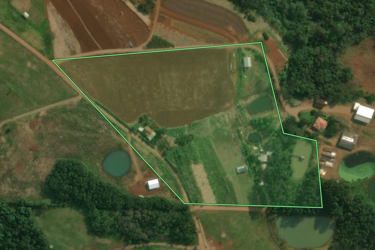 Imagem de satélite do imóvel rural em Tunápolis (SC), com o contorno declarado no CAR desenhado por cima.