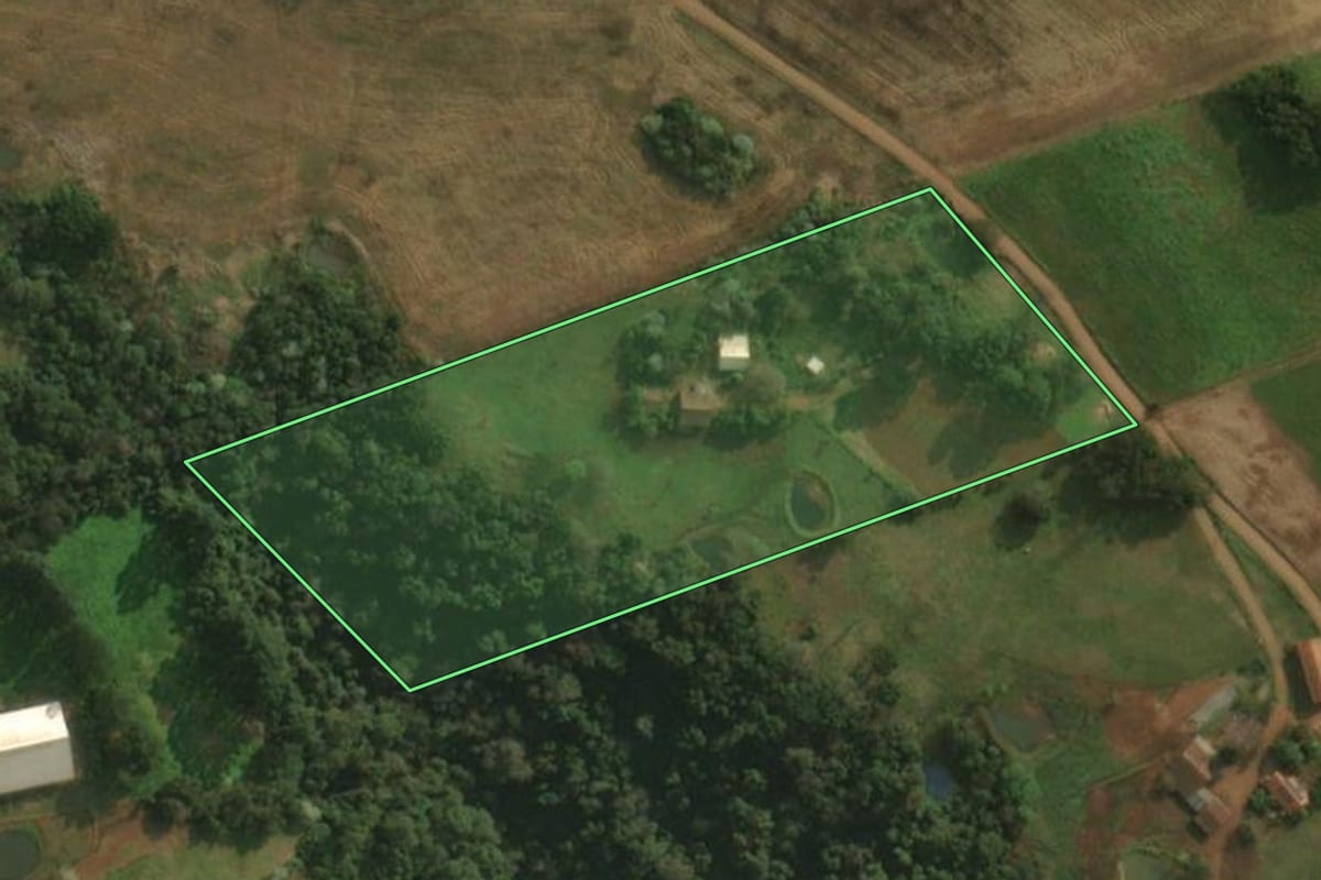 Imagem de satélite do imóvel rural em Tunápolis (SC), com o contorno declarado no CAR desenhado por cima.