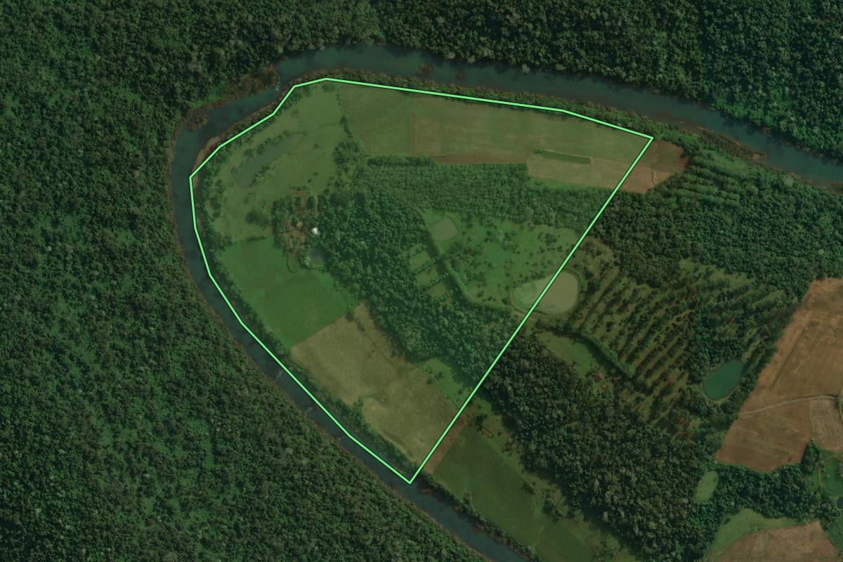 Imagem de satélite do imóvel rural em Tunápolis (SC), com o contorno declarado no CAR desenhado por cima.