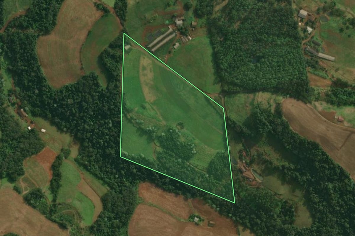 Imagem de satélite do imóvel rural em Tunápolis (SC), com o contorno declarado no CAR desenhado por cima.