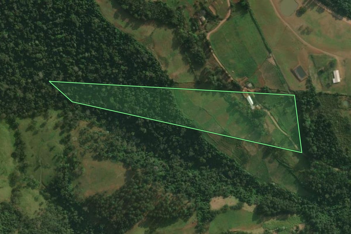 Imagem de satélite do imóvel rural em Tunápolis (SC), com o contorno declarado no CAR desenhado por cima.
