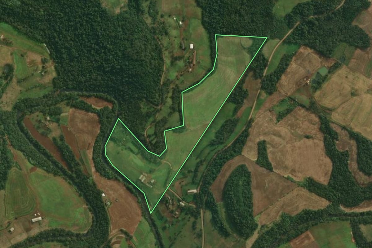 Imagem de satélite do imóvel rural em Tunápolis (SC), com o contorno declarado no CAR desenhado por cima.