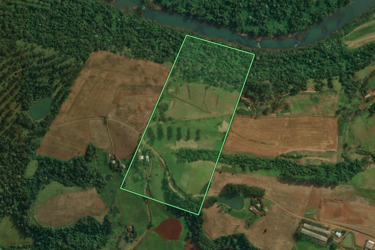 Imagem de satélite do imóvel rural em Tunápolis (SC), com o contorno declarado no CAR desenhado por cima.